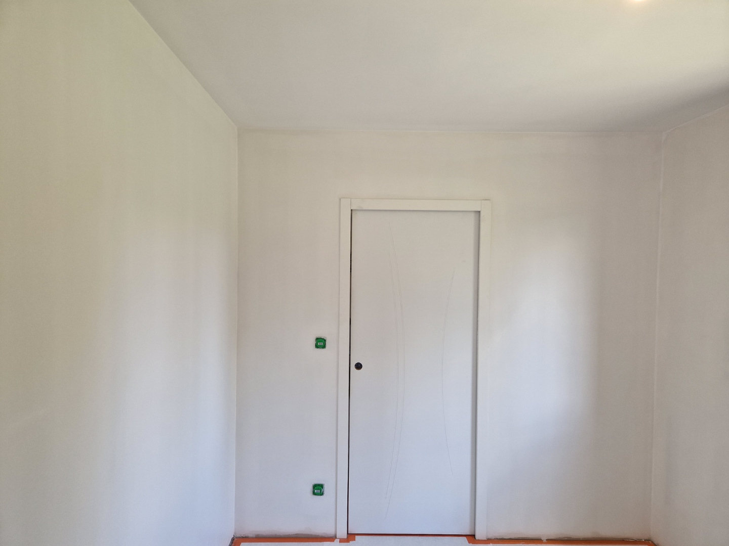 Chambre murs blancs porte — GCTF Peinture