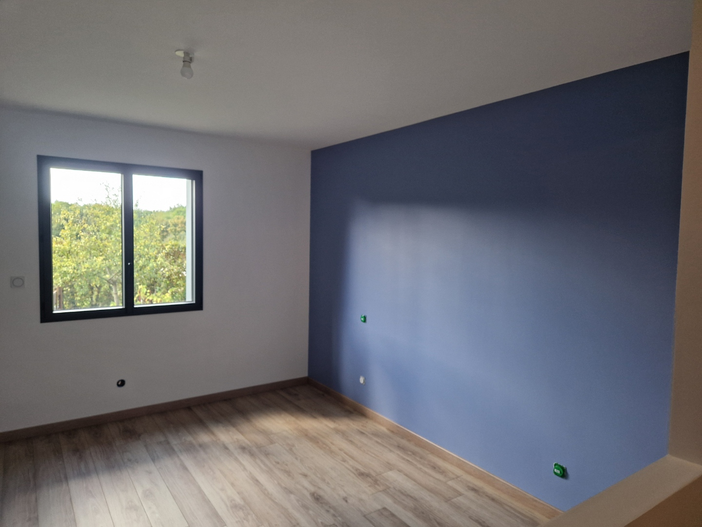 Chambre mur accent bleu parquet — GCTF Peinture